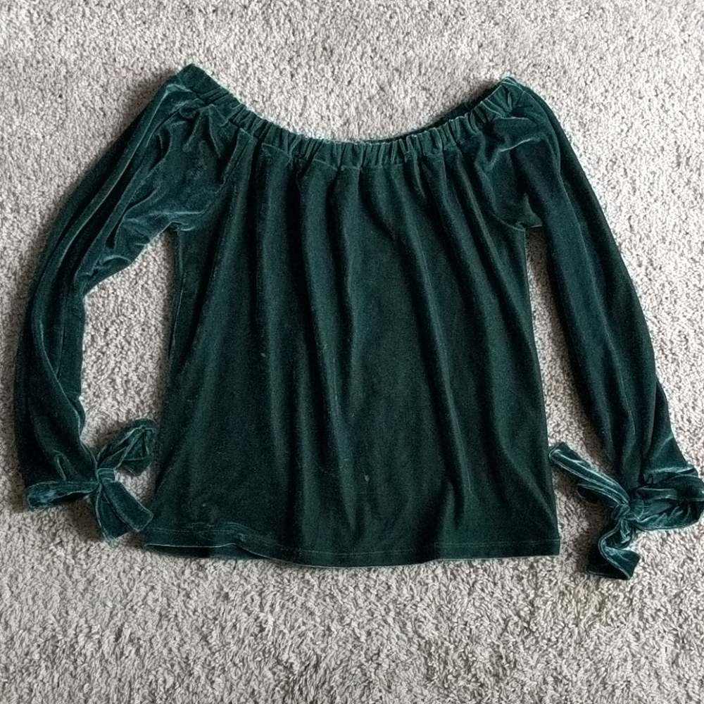 VILA Off-Shoulder Velvet Top in Dark Green